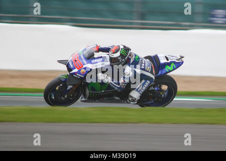 Jorge Lorenzo sulla Z1 Yamaha ad alta velocità sebbene Becketts durante le qualifiche della MotoGP per il Gran Premio di Gran Bretagna 2016 Foto Stock