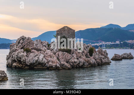 Isolotto roccioso nel Przno, piccolo villaggio sul mare Adriatico costa vicino a città di Budva Montenegro Foto Stock