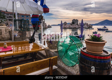 Ristorante a Przno, piccolo villaggio sul mare Adriatico costa vicino a città di Budva Montenegro Foto Stock