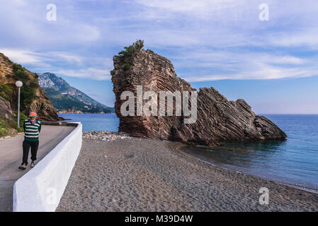 Le rocce sedimentarie sulla spiaggia di Rafailovici località di villeggiatura, parte della cosiddetta Riviera di Budva sulla costa del Mare Adriatico in Montenegro Foto Stock