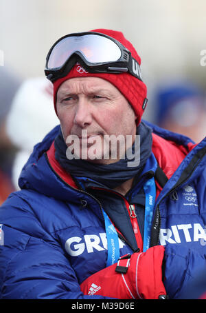 Team GB chef de mission Mike orologi di fieno la qualificazione per uomini Snowboard Slopestyle la PyeongChang 2018 Giochi Olimpici Invernali in Corea del Sud. Foto Stock