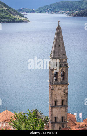 Il campanile della chiesa di San Nicola in Perast città storica nella Baia di Kotor del Mare Adriatico in Montenegro Foto Stock