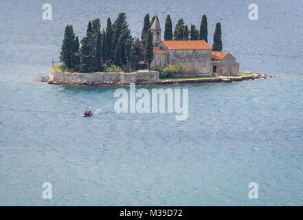 Vista da Perast città sull isola di San Giorgio con la chiesa del monastero benedettino nella Baia di Kotor, Montenegro Foto Stock