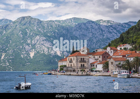 Perast città storica visto dalla Baia di Kotor sul Mare Adriatico in Montenegro. Visualizzare con il palazzo di Vico Bujovic Foto Stock
