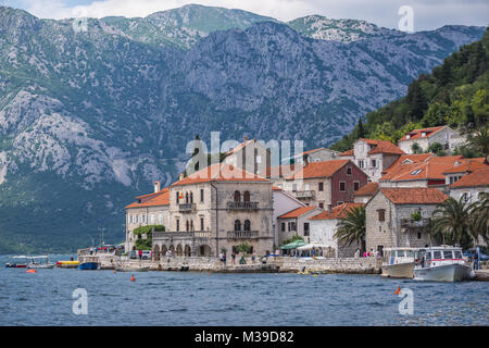 Perast città storica visto dalla Baia di Kotor sul Mare Adriatico in Montenegro. Visualizzare con il palazzo di Vico Bujovic Foto Stock