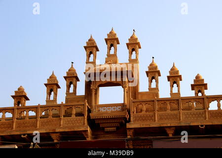 Attraente baldacchino superiore di un edificio vicino a Jaisalmer Fort a Jaisalmer, Rajasthan, India, Asia Foto Stock