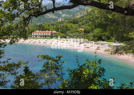 PRZNO, riviera di Budva AREA, Montenegro, 2 agosto 2014: vista panoramica sulla spiaggia di elite in piccola laguna vicino Przno Foto Stock