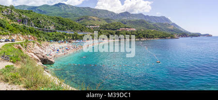 PRZNO, riviera di Budva AREA, Montenegro, 2 agosto 2014: vista panoramica della spiaggia più grande con molte persone in laguna in città Przno Foto Stock