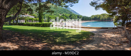 PRZNO, riviera di Budva AREA, Montenegro, 2 agosto 2014: vista panoramica dell'hotel e la spiaggia di elite in piccola laguna vicino Przno Foto Stock