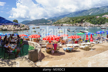 PRZNO, riviera di Budva AREA, Montenegro, 2 agosto 2014: vista panoramica della baia e la spiaggia della città con molte persone nella piccola laguna in città Przno Foto Stock