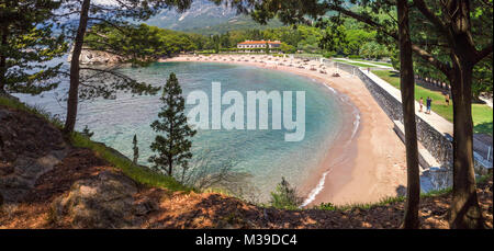 PRZNO, riviera di Budva AREA, Montenegro, 2 agosto 2014: vista panoramica dalla foresta dell'elite in spiaggia piccola laguna vicino Przno Foto Stock