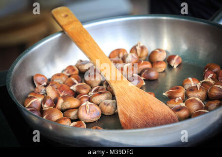 Fritto delizioso castagne commestibili (castanea sativa) giacciono in una padella Foto Stock
