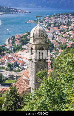 Il campanile della chiesa di Nostra Signora del Rimedio sul pendio di Saint John montagna sopra la città vecchia di Kotor città nella Baia di Kotor, Montenegro Foto Stock