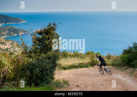 La vista dalla cima di una scogliera guardando giù verso l'Arcipelago Toscano mare dalla sommità del Monte Argentario in Toscana, Italia. Foto Stock