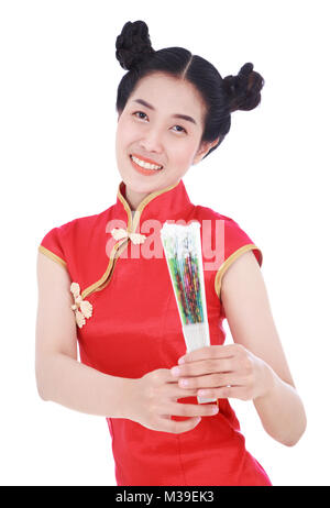 Donna che indossa chinese cheongsam dress e tenendo una ventola cinese isolato su uno sfondo bianco Foto Stock