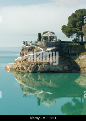 Andalusia in Spagna: la casa sul lago dell'Ingegnere (Casa del Ingeniero) sulle acque turchesi del Embalse del Conde de Guadalhorce Foto Stock