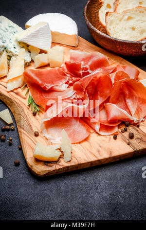 Piastra di carni italiane di prosciutto crudo o spagnolo prosciutto e formaggio Foto Stock