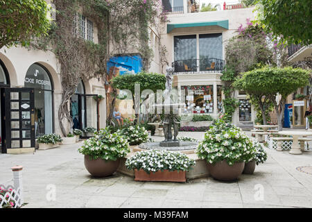 La Via Amore cortile con i suoi costosi negozi nel quartiere dello shopping off Worth Avenue a Palm Beach in Florida. Foto Stock