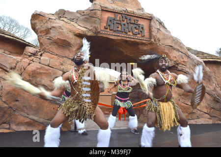 Masai ballerini in apertura di nuovi piccoli Africa attrazione a Paultons Park, Hampshire. Foto Stock