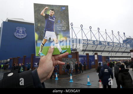 Un programma ufficiale sul display al di fuori dello stadio durante il match di Premier League a Goodison Park di Liverpool. Foto Stock