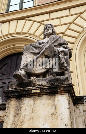Aristotele, il filosofo greco della statua di Ludwig von Schwanthaler (XIX secolo) davanti all'ingresso della Biblioteca di Stato della Baviera a Monaco di Baviera, Germania Foto Stock