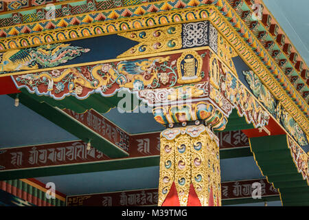 Coorg, India - 29 Ottobre 2013: oro decorate pilar e travi di sostegno Mandapam a Padmasambhava Vihara Namdroling al monastero buddista. Foto Stock