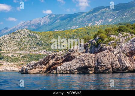 Mare rocce vicino Przno borgo nel Comune di Budva oltre il mare Adriatico costa in Montenegro Foto Stock