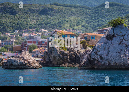 Rocce di spiaggia nel villaggio di Przno nel comune di Budva oltre il mare Adriatico costa in Montenegro Foto Stock