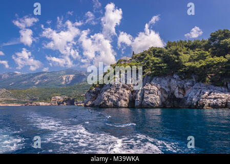 Spiaggia rocciosa di Przno borgo nel Comune di Budva oltre il mare Adriatico costa in Montenegro Foto Stock