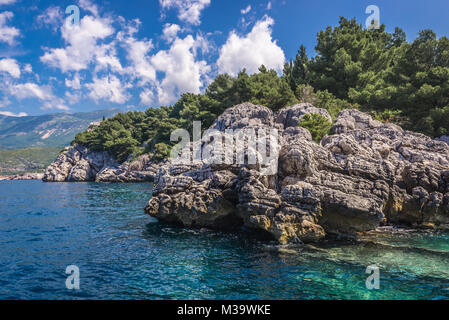 Spiaggia rocciosa di Przno borgo nel Comune di Budva oltre il mare Adriatico costa in Montenegro Foto Stock