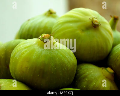 Fichi verdi sulla parte superiore Foto Stock