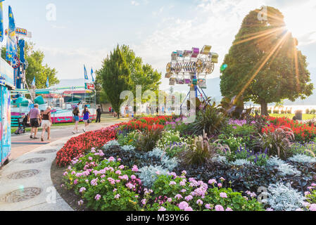 Penticton, BC/Canada - Agosto 12, 2017: i turisti a piedi attraverso il polo fieristico di impostare in un parco cittadino per l' enorme Penticton annuale Sagra delle Pesche Foto Stock