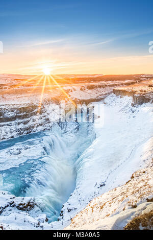 Inverno sunrise sopra Cascate Gullfoss, in Islanda. Gullfoss è uno dei più popolari attrazioni turistiche in Islanda. Foto Stock