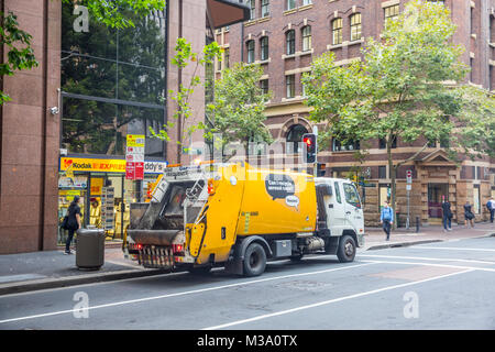 Consiglio rifiuti rifiuti garbage collection carrello del veicolo nel centro di Sydney, Australia Foto Stock