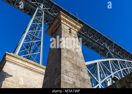 Resti di Pensil pontoon bridge accanto a Dom Luis Ponte I nella città di Porto sulla Penisola Iberica, la seconda più grande città in Portogallo Foto Stock