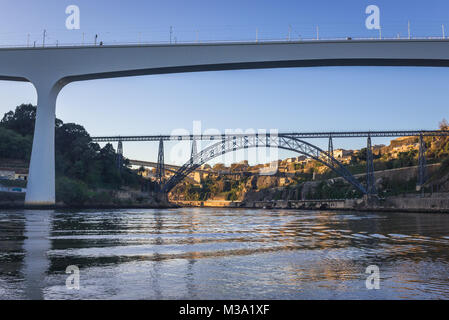 Ponte ferroviario di San Giovanni oltre il fiume Douro tra le città di Porto e di Vila Nova de Gaia città in Portogallo. Visualizzare con il vecchio Maria Pia ponte sullo sfondo Foto Stock