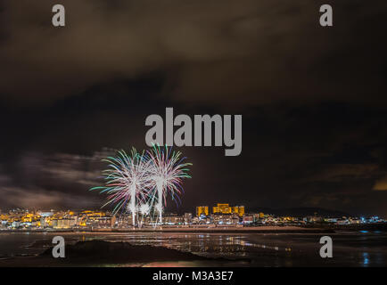 Vacanze in costa della Galizia, dove di notte per celebrare i festeggiamenti nella città di Foz, Spagna, contempliamo i fuochi d'artificio degno di ammirazione Foto Stock