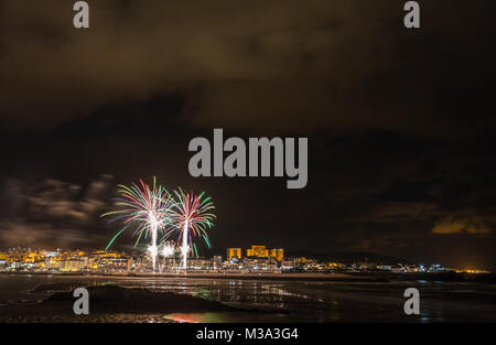 Vacanze in costa della Galizia, dove di notte per celebrare i festeggiamenti nella città di Foz, Spagna, contempliamo i fuochi d'artificio degno di ammirazione Foto Stock