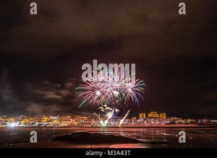 Vacanze in costa della Galizia, dove di notte per celebrare i festeggiamenti nella città di Foz, Spagna, contempliamo i fuochi d'artificio degno di ammirazione Foto Stock