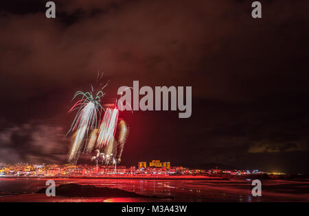 Vacanze in costa della Galizia, dove di notte per celebrare i festeggiamenti nella città di Foz, Spagna, contempliamo i fuochi d'artificio degno di ammirazione Foto Stock