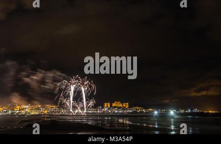 Vacanze in costa della Galizia, dove di notte per celebrare i festeggiamenti nella città di Foz, Spagna, contempliamo i fuochi d'artificio degno di ammirazione Foto Stock