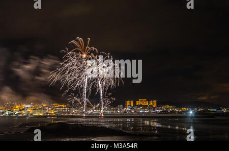 Vacanze in costa della Galizia, dove di notte per celebrare i festeggiamenti nella città di Foz, Spagna, contempliamo i fuochi d'artificio degno di ammirazione Foto Stock