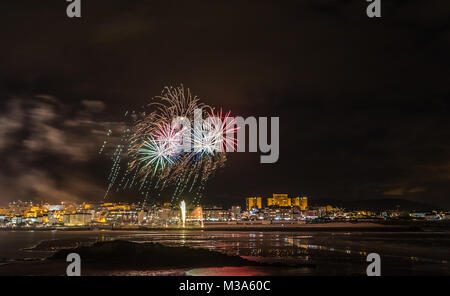 Vacanze in costa della Galizia, dove di notte per celebrare i festeggiamenti nella città di Foz, Spagna, contempliamo i fuochi d'artificio degno di ammirazione Foto Stock
