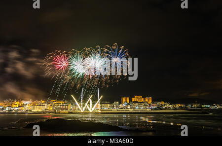 Vacanze in costa della Galizia, dove di notte per celebrare i festeggiamenti nella città di Foz, Spagna, contempliamo i fuochi d'artificio degno di ammirazione Foto Stock