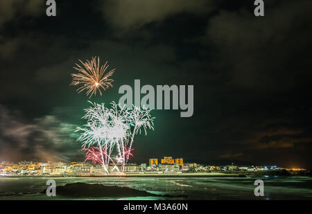 Vacanze in costa della Galizia, dove di notte per celebrare i festeggiamenti nella città di Foz, Spagna, contempliamo i fuochi d'artificio degno di ammirazione Foto Stock