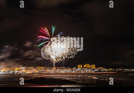 Vacanze in costa della Galizia, dove di notte per celebrare i festeggiamenti nella città di Foz, Spagna, contempliamo i fuochi d'artificio degno di ammirazione Foto Stock