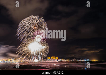 Vacanze in costa della Galizia, dove di notte per celebrare i festeggiamenti nella città di Foz, Spagna, contempliamo i fuochi d'artificio degno di ammirazione Foto Stock