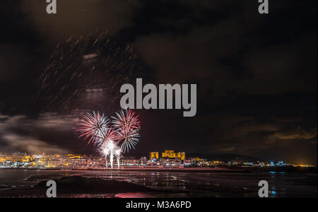 Vacanze in costa della Galizia, dove di notte per celebrare i festeggiamenti nella città di Foz, Spagna, contempliamo i fuochi d'artificio degno di ammirazione Foto Stock