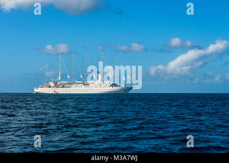 Viste generali di crociere noleggio windsurf, Windstar in Barbados, Caraibi, passeggiate giovane al tramonto, spiagge su 1 Febbraio 2018. Foto Stock