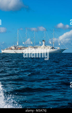 Viste generali di crociere noleggio windsurf, Windstar in Barbados, Caraibi, passeggiate giovane al tramonto, spiagge su 1 Febbraio 2018. Foto Stock